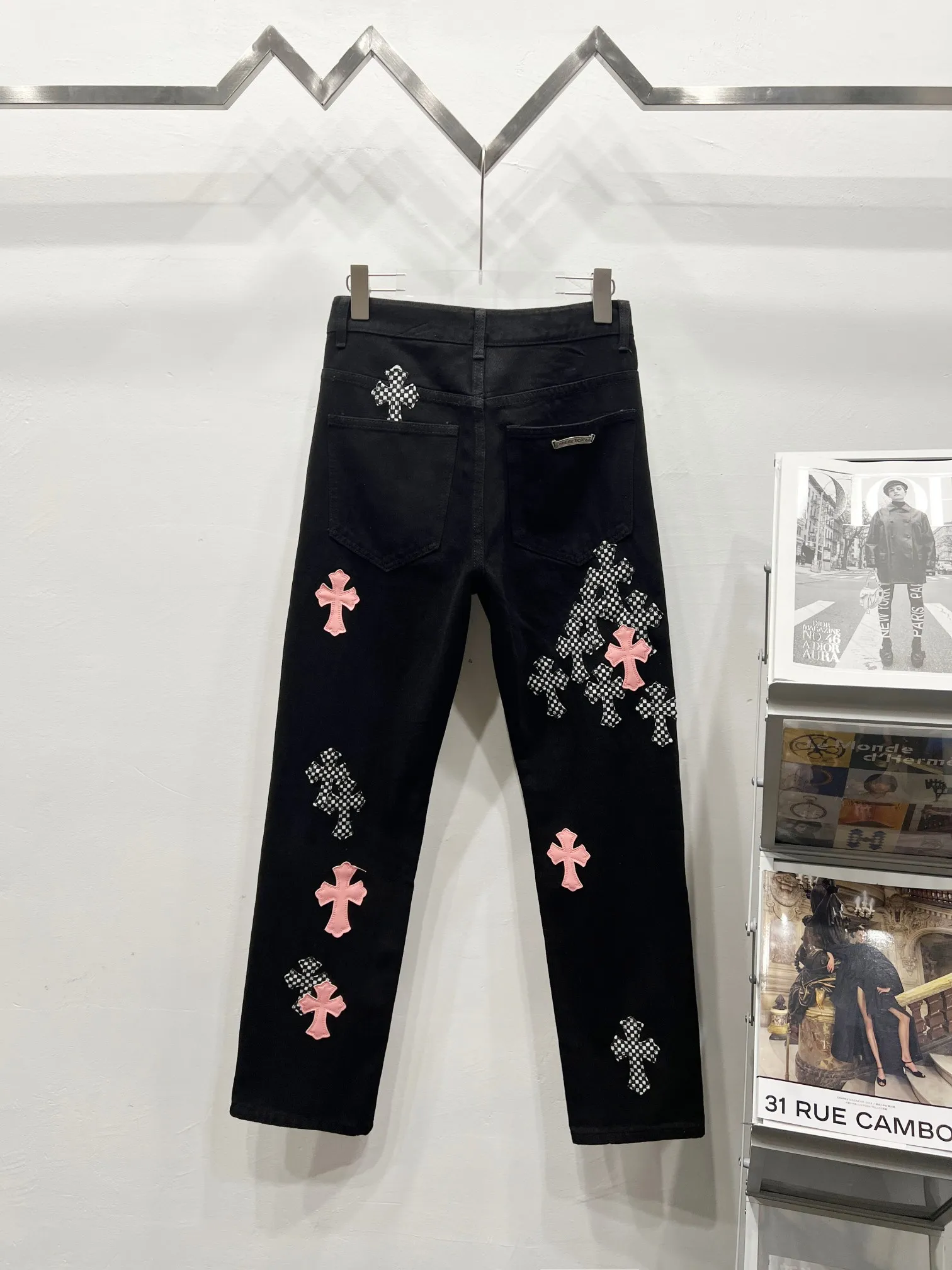 P260 Style number: (c015) Chrome hearts Cross patch leather jeans workwear logging pants Chrome hearts logging pants are here! ! ! CH Croix Heart Double Knee Cross Patch Leather Bo1 Style Logging Pants Straight-leg Work Pants B136 Croix Heart Cross Sanskrit Overalls Price 4W Level, Patched Cross Pattern Decoration, High Waist Washed Jeans! ! Absolutely high-end luxury products, 1.9W level god-level single products, super popular products, made by top heavy industry, not to be missed. About Zangyin, this is an extremely luxurious fashion brand, which can also be called the nobles of the high street. It has always been an exclusive brand of some hipsters or rich second generation. Compared with ordinary high streets, it is more luxurious and noble. Compared with luxury brands, it has a more fashionable personality and has always been a brand that I have a special liking for. Imported yarn is custom-woven into a high-density twill canvas, which ensures a crisp silhouette while also making the fabric feel very delicate. It follows the B01 classic silhouette, with a crisp and stylish upper body. The ready-made garments are stone-ground and fermented, so they can be matched with any style. Buttons and brushed zinc are washed with genuine YKK retro metal products. Double-layered canvas on the front. Perfect details. All hardware is perfect. Size: s-XXL Color: Black